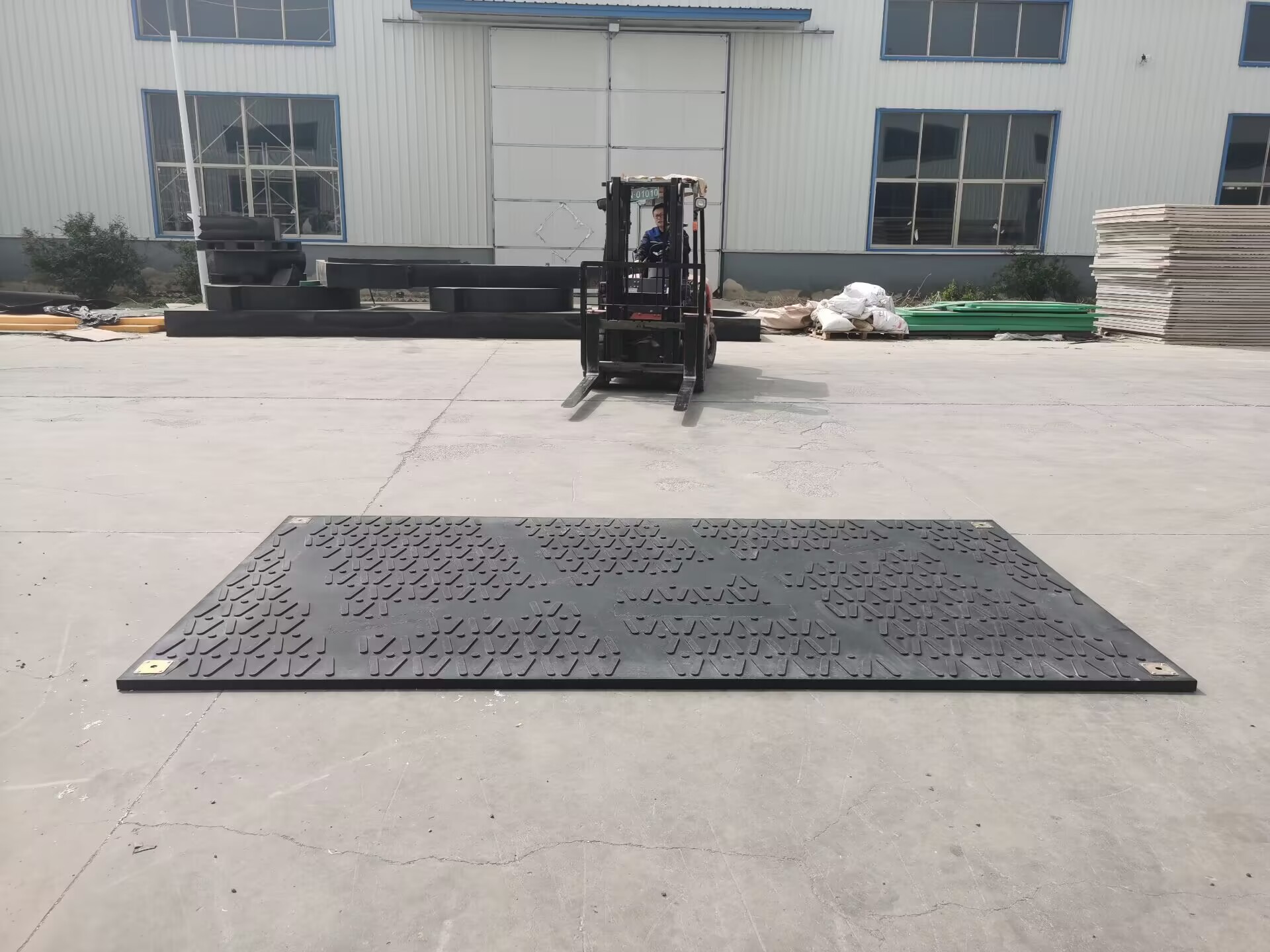 Hdpe Ground Mat Heavy Duty Floor protection Mats Size 3000*2500*38 Mm Used to Protect Floors From Damage by Heavy Equipment.